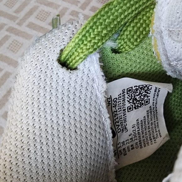 KIDS NIKE COLORFUL SHOES SIZE 4 - Picture 2 of 3